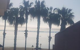 Junto A La Playa Y Vistas Al Mar